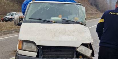 Sivas'ta kamyonet istinat duvarına çarptı!