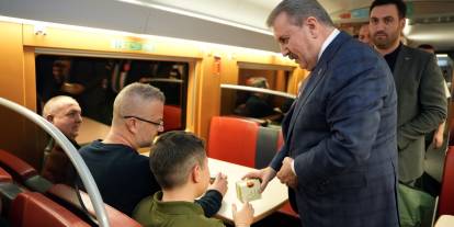 Destici Sivas dönüşü vatandaşlara kandil simidi dağıttı