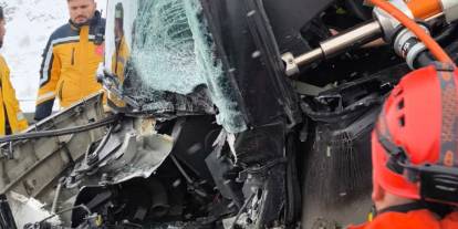 Erzincan- Sivas yolunda yolcu otobüsü TIR'a çarptı!