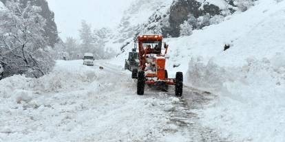 Sivas’ta karla mücadele sürüyor: 33 yerleşim yerinin yolu kapalı