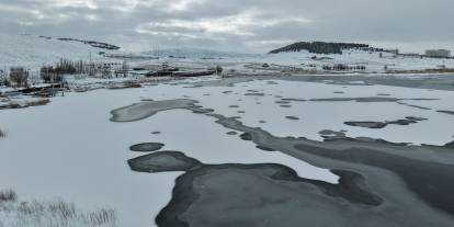 Hafik Gölü kısmen buz tuttu