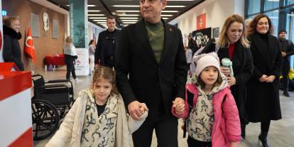 Özgür Özel, Ferdi Zeyrek'in kızlarını okula götürdü