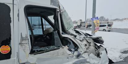 İşçi servisi tıra çarptı: 11 yaralı