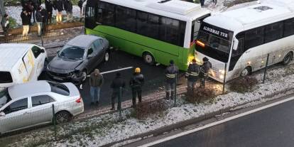 Buzlanan yolda 5 araç, birbirine girdi