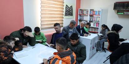 Sivas'ta öğrenci ve veliler kütüphanede birlikte kitap okuyor
