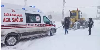 Sivas'ta karda mahsur kalan hamile kadın ekiplerin müdahalesiyle kurtarıldı