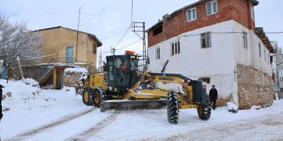 Vali bizzat sahadaydı: Karla kapalı köyde umut yolu açıldı