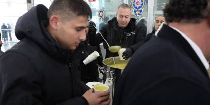 Sivas’ta mahsur kalan yolculara sıcak çorba ikramı