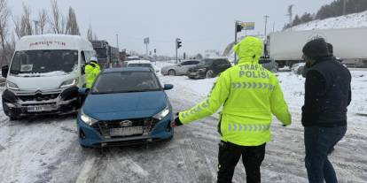 Yoğun kar Sivas’ı felç etti!