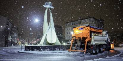 Ekipler yolları açık tutmak için seferber oldu