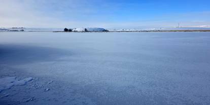 Hafik Gölü'nün yüzeyi buz tuttu