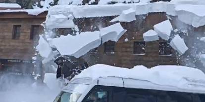 Çatıda biriken kar, iş makinesinin üzerine düştü