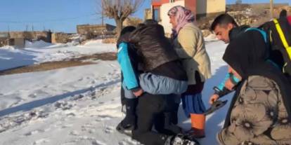 84 yaşındaki hastayı sırtında taşıdı