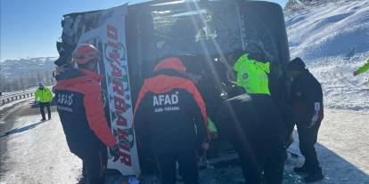 Yolcu otobüsü devrildi: 17 yaralı