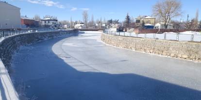 Tecer Irmağı'nın yüzeyi buz tuttu