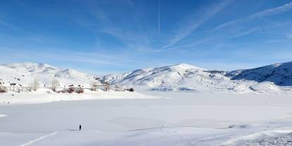 Sivas'ta Yıldız Göleti'nin yüzeyi buz tuttu