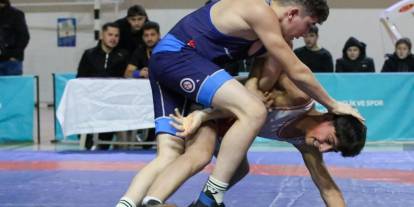 Sivas’ta genç güreşçiler mindere çıktı