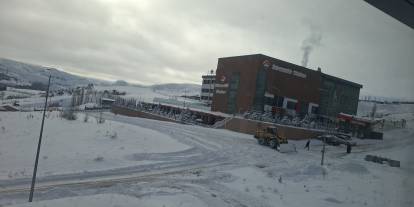 Kar altındaki sokaklar unutuldu, kaçak otoparka özel hizmet