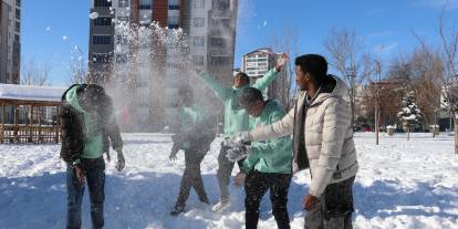 Sivas'ta ilk kez karla tanışan Afrikalı öğrenciler doyasıya eğlendi