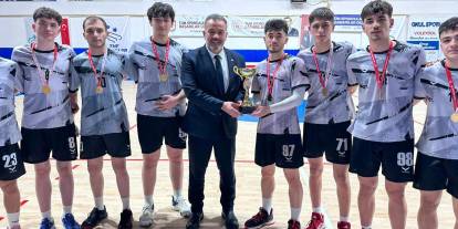 Sivas Gençlik Spor kupayı kaldırdı