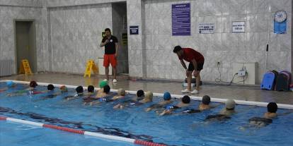 Bozkırdaki çocuklar belediyenin desteğiyle kulaç atmayı öğreniyor