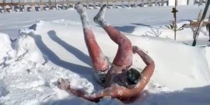 ‘Sıcak sevmiyorum' dedi, Sibirya soğuklarında karda yuvarlandı