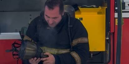 Sivas'ta itfaiye eri canını hiçe saydı, mahsur kalan vatandaşı kurtardı