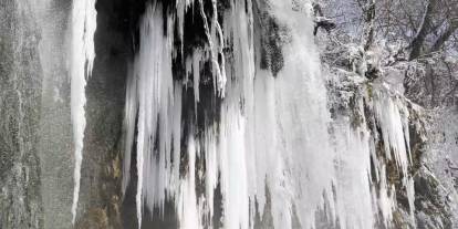 Sızır Şelalesi'nde devasa buz sarkıtları oluştu