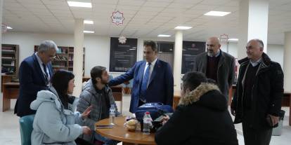 Kütüphanede öğrencilerle bir araya geldi