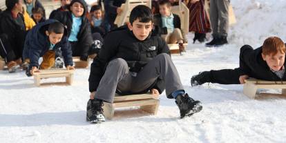 Sivas’ta Vali'den köy öğrencilerine ahşap kızak sürprizi