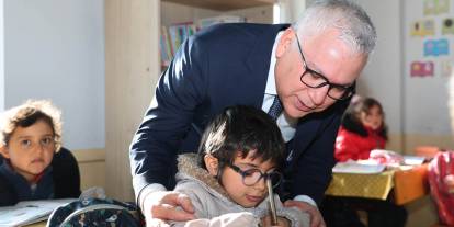 Sınıfları tek tek gezdi! Vali Şimşek’ten o okula övgü dolu sözler