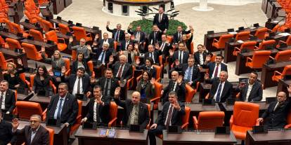 Özgür Özel'den, CHP'nin TBMM'deki 'Emekli nöbeti'ne destek