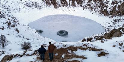 Güneşin konumuna göre renk değiştiren Kızılçan Gölü dondu