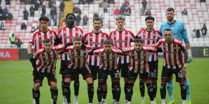 Sivasspor çubuklu formayla sahada!