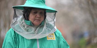 Kadın arıcı ata mesleğini 45 yıldır sürdürüyor