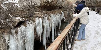 Kanyonda oluşan devasa buz sarkıtlarının boyu 5 metreyi aştı