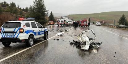 Otobüs otomobili kağıt gibi ezdi