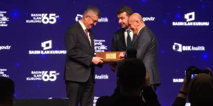 Gazetemizden İletişim Başkanı Duran'a plaket