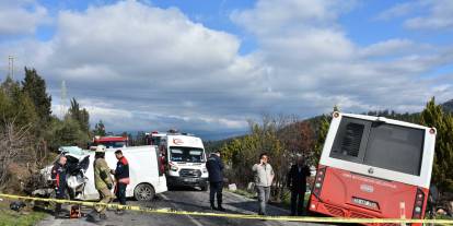 Belediye otobüsü ile minibüs çarpıştı: 1 ölü, 1'i ağır 8 yaralı