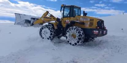 Sivas'ta cenaze aracı yolda kaldı, iş makineleri kapanan yolu açtı