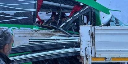 Sivas'ta karlı yolda kayan yolcu otobüsüyle TIR'a çarptı!