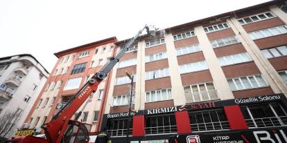 Tehlike saçan buz sarkıtlarına anında müdahale