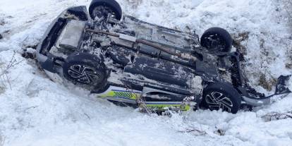 Sivas yolunda polis aracı şarampole yuvarlandı