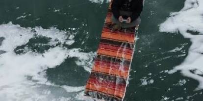 Donan baraj gölünün üzerine kilim serip oturdu