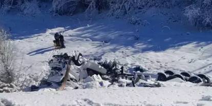 Sivas'ta TIR şarampole devrildi! Sürücü yaralı