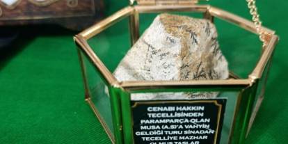 Miraç Gecesi’nde Şarkışla’da duygu dolu anlar… Mukaddes emanetlere akın ettiler!