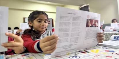 Üç yıl yalnız okuyan Hasret, yeni okulunda arkadaşlarıyla ilk karnesini aldı