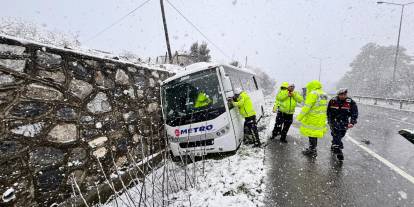 Otobüs, yol kenarındaki kazazedelere çarptı; 1 ölü, 3 yaralı