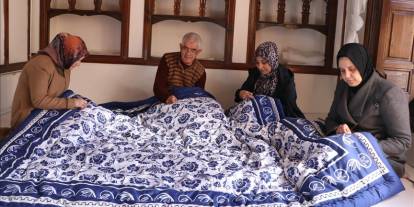 Yarım asırlık yorgan ustası mesleğini kadınlara öğretiyor