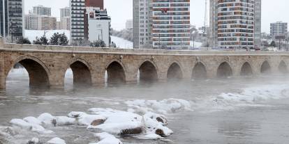 Sivas'ta Kızılırmak Nehri'nin bazı kısımları buz tuttu